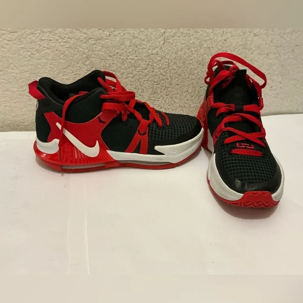 Nike LeBron Witness 7 Basketball Shoes, gently used size 4.5 Y